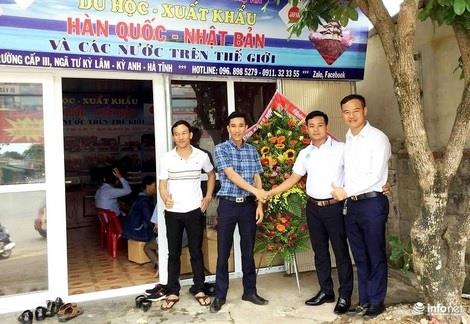 Phó Chủ tịch xã Dương Văn Quyền (thứ 2 từ phải sang) chọn con đường XKLĐ sau 14 năm làm công chức.