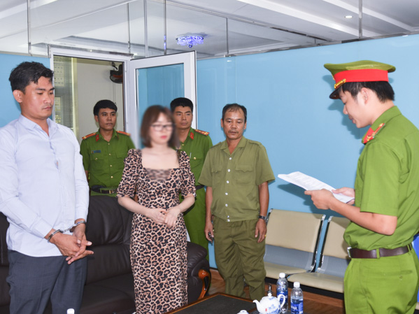 Cơ quan Cảnh sát điều tra Công an tỉnh đọc lệnh bắt đối với Võ Phi Hòa (bìa trái) vào ngày 2-4.