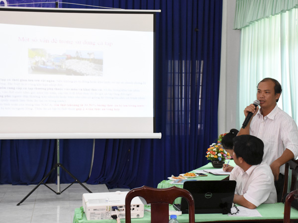 ThS Nguyễn Xuân Toản, Phân viện Nghiên cứu hải sản phía Nam giới thiệu tới ngư dân cách phối trộn thức ăn cho thủy sản.