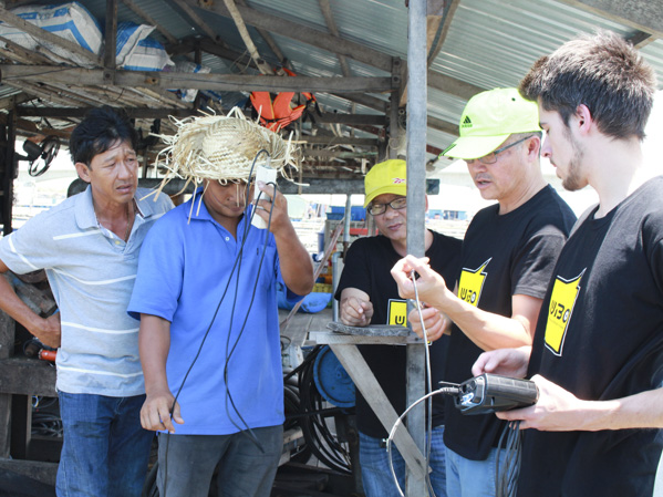 Lắp đặt máy quan trắc môi trường nước tự động tại hộ nuôi lồng bè Nguyễn Công Biên (xã Long Sơn, TP.Vũng Tàu).  Ảnh: QUANG VINH