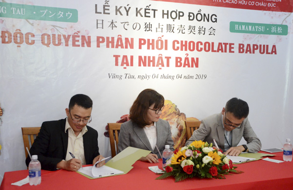 Đại diện Công ty TNHH Thực phẩm Amazon (trái) và đại diện Tập đoàn CPoint Nhật Bản ký kết hợp đồng phân phối độc quyền sản phẩm chocolate organic Bapula tại Nhật bản.