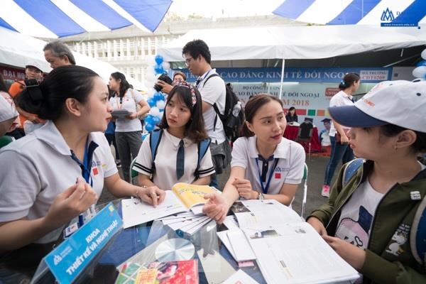 Các thí sinh và gia đình rất quan tâm tới mức học phí và tỉ lệ việc làm khi tham dự tư vấn tuyển sinh, hướng nghiệp.
