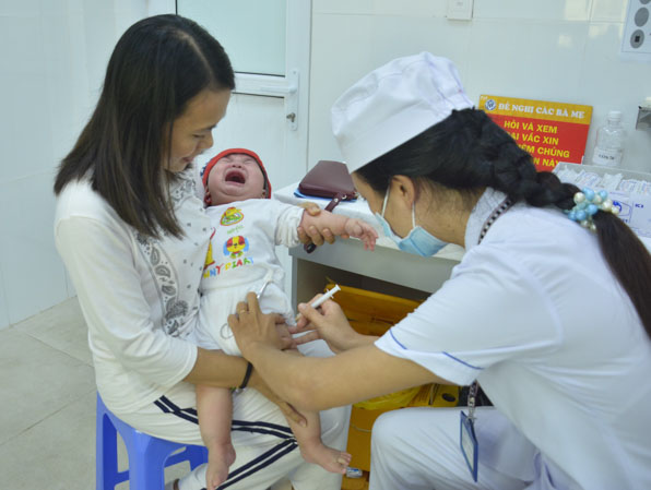 Tiêm ngừa cho trẻ tại Trạm Y tế phường 10 (TP. Vũng Tàu).