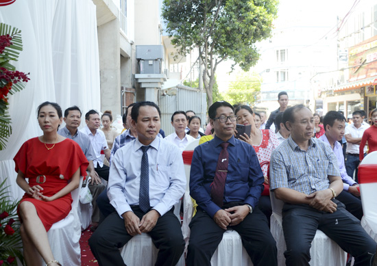 Các đồng chí: Lê Minh Khánh, Phó Cục trưởng Cục Công tác phía Nam (Bộ KH-CN); Tiến sĩ Lê Công Nông, Viện trưởng Viện nghiên cứu dầu và cây có dầu (Bộ Công thương) tham dự lễ khai trương.