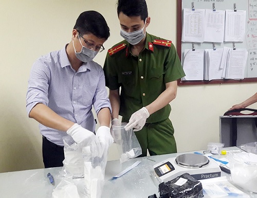 Cơ quan Công an giám định tang vật thu giữ.