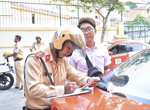 Đội CSGT-TT Công an TP.Vũng Tàu lập biên bản vi phạm hành chính tài xế đậu xe trên vỉa hè đường Trần Huy Liệu (phường 7). 