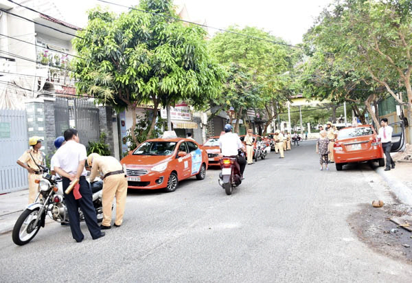 Taxi đỗ tràn lan tại đường Trần Huy Liệu (phường 7). 