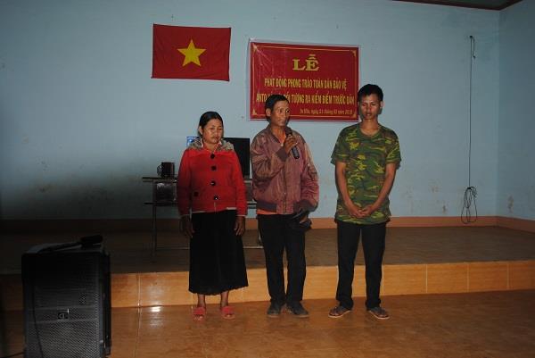 Siu Nan (áo ngăn tay, ngoài cùng) tại buổi phát động.