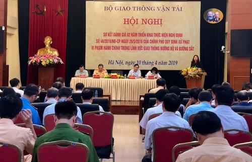 Các đại biểu tham dự hội nghị sáng 10-4.