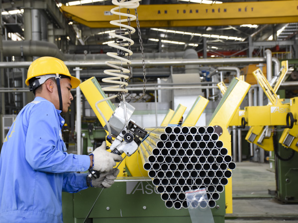 Sản xuất kinh doanh đạt hiệu quả, Tập đoàn Hoa Sen đã đầu tư thêm 500 tỷ đồng xây dựng Nhà máy ống kẽm nhúng nóng Hoa Sen. 