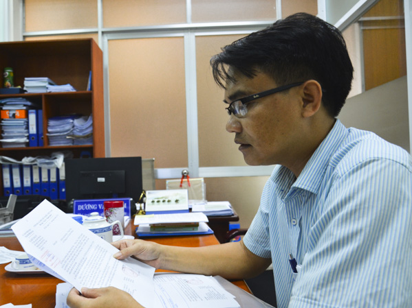 Ông Dương Văn Thơm, Phó Trưởng phòng Thường trực Bộ phận tiếp nhận và trả kết quả tập trung của tỉnh xử lý thông tin qua đơn thư của người dân gửi đến.