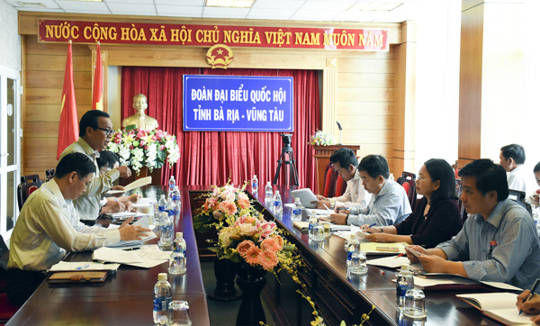 Ông Trần Văn Cường, Giám đốc Sở NN-PTNT báo cáo với Đoàn ĐBQH tỉnh về tình hình quản lý, sử dụng quỹ tại đơn vị.