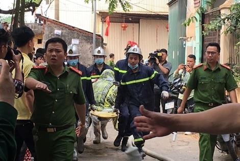 Lực lượng cứu hộ đưa thi thể nạn nhân ra ngoài