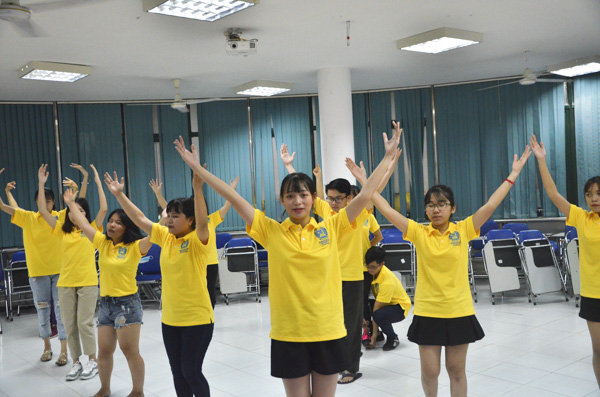 Sinh viên Trường ĐH BR-VT tập tiết mục nhảy “Việt Nam ơi” chuẩn bị cho chương trình văn nghệ của giải. Ảnh: QUANG VINH