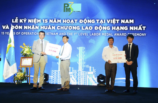 Đại diện Công ty Điện lực TNHH BOT Phú Mỹ 3 trao bảng biểu trưng cam kết tài trợ cho hai địa phương BR-VT và Hà Tĩnh.