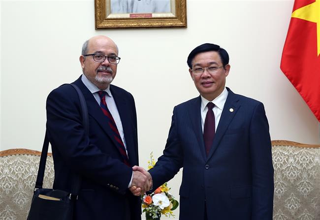Phó Thủ tướng Vương Đình Huệ và Trưởng đoàn tham khảo Điều IV Quỹ Tiền tệ Quốc tế, ông Alex Mourmouras. Ảnh: VGP/Thành Chung