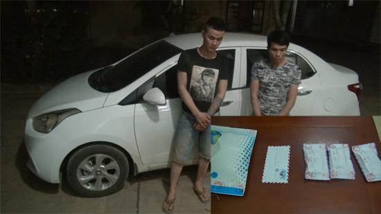 2 đối tượng Lê Xuân Lĩnh (trái) và Nguyễn Văn Tùng cùng số ma túy thu giữ.
