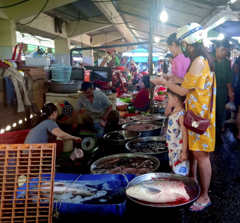 Giá hải sản tại các chợ truyền thống tăng từ 20-25% so với ngày thường. Trong ảnh: Khách hàng chọn mua hải sản tại chợ Rạch Dừa (TP. Vũng Tàu) sáng 15-4.