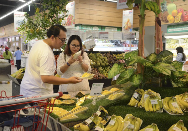 Khách hàng chọn mua trái cây tại Siêu thị Lotte Mart Vũng Tàu.
