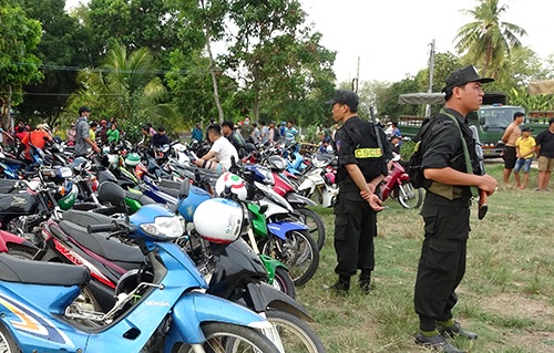 Công an làm nhiệm vụ tại hiện trường. Ảnh: Hồng Tuyết