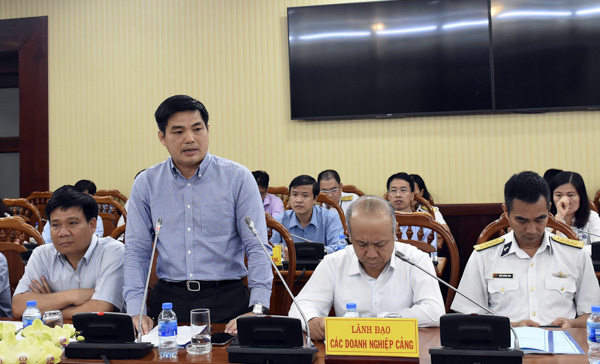 Ông Nguyễn Xuân Kỳ, Phó Tổng Giám đốc Cảng Quốc tế Cái Mép phát biểu tham luận về vấn đề nạo vét luồng hàng hải và phí, lệ phí hàng hải.