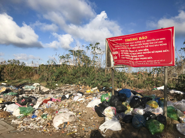 Rác được chất thành từng đống ngay dưới tấm bảng “Cấm đổ rác, xà bần” của phường Nguyễn An Ninh, TP. Vũng Tàu.