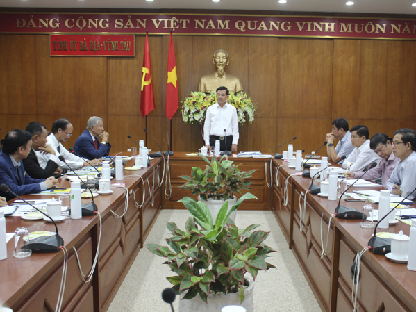 Đồng chí Nguyễn Hồng Lĩnh, Ủy viên Trung ương Đảng, Bí  thư Tỉnh ủy, Chủ tịch HĐND tỉnh phát biểu tại buổi làm việc.