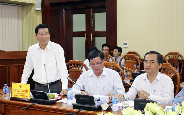 Đồng chí Trần Văn Tuấn, Phó Chủ tịch UBND tỉnh phát biểu tại cuộc họp giao ban.