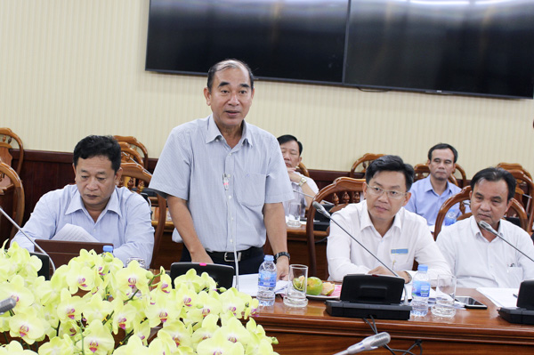 Đồng chí Lâm Văn Hồng, Phó Chủ tịch UBND huyện Long Điền nêu lên khó khăn về bố trí nhân viên y tế trong các trường học bậc TH, THCS.