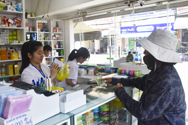 Nhân viên bán lẻ thuốc cho khách hàng tại nhà thuốc Á Châu (TP.Vũng Tàu).