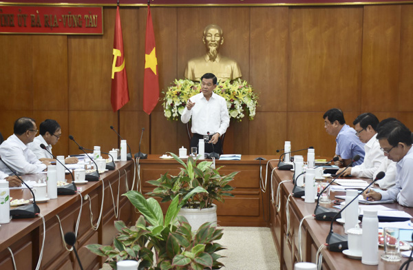 Đồng chí Nguyễn Hồng Lĩnh, Ủy viên Trung ương Đảng, Bí thư Tỉnh ủy, Chủ tịch HĐND tỉnh phát biểu chỉ đạo tại cuộc họp.