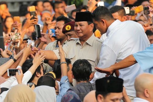 Cựu tướng quân đội Prabowo Subianto bắt tay người ủng hộ. (Ảnh: ABC/AP/TATAN SYUFLANA)