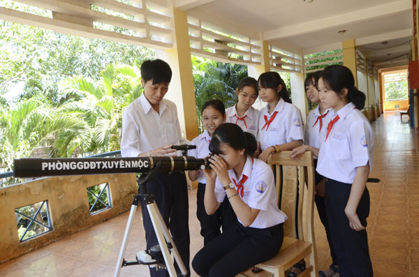 Phong trào sáng tạo KH-KT tạo niềm hứng khởi cho các em HS. Trong ảnh: HS Trường THCS Hòa Hiệp thích thú với kính thiên văn do thầy Phạm Đức Khương và các em HS của trường sáng tạo ra. Ảnh: MINH THANH