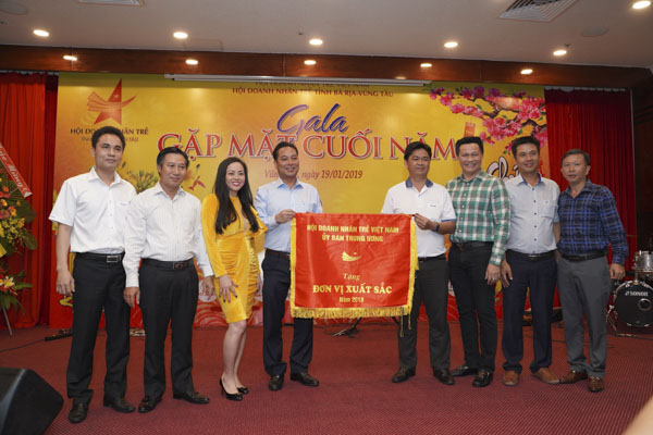 Ông Phạm Ngọc Hải, Chủ tịch Hội DNT tỉnh BR-VT (thứ 4 từ trái sang) nhận Cờ thi đua của Hội DNT Việt Nam năm 2018.