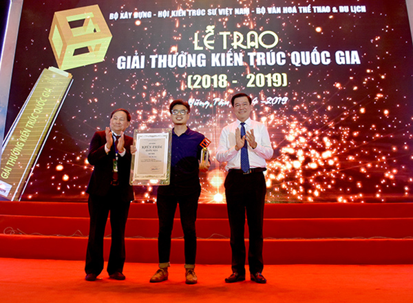 Đồng chí Nguyễn Hồng Lĩnh và KTS Nguyễn Tấn Vạn trao giải Vàng cho tác giả Phạm Quốc Đạt.