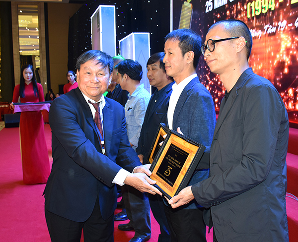 KTS Nguyễn Tấn Vạn, Chủ tịch Hội KTS Việt Nam trao kỷ niệm chương cho các KTS có nhiều đóng góp cho Giải thưởng kiến trúc Quốc gia 25 năm qua