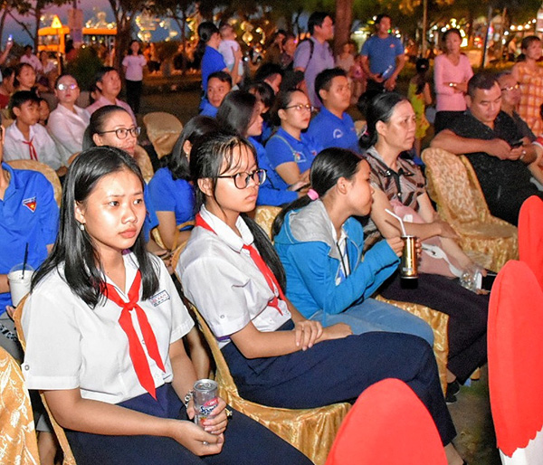 Đông đảo bạn đọc đến dự lễ khai mạc Ngày sách Việt Nam năm 2019.