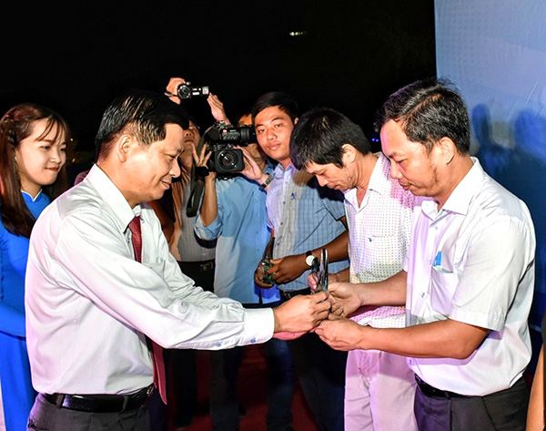 Đồng chí Trần Văn Tuấn, Phó Chủ tịch UBND tỉnh trao biểu trưng cho các đơn vị, DN tham gia ngày sách.