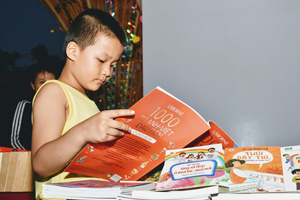 Một bạn đọc thiếu nhi say mê đọc sách tại Ngày sách Việt Nam năm 2019.