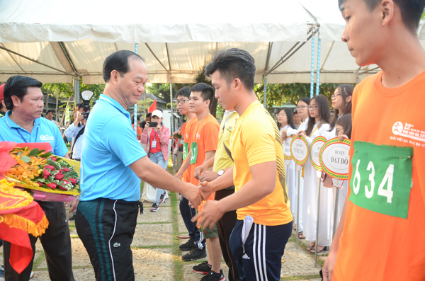 Đồng chí Mai Ngọc Thuận, Ủy viên Ban Thường vụ Tỉnh ủy, Bí thư Thành ủy, Chủ tịch HĐND TP. Vũng Tàu tăng cờ lưu niệm cho các đoàn VĐV.