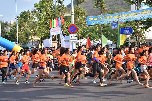 Các VĐV thi đấu 5.000m nữ hệ đội tuyển.