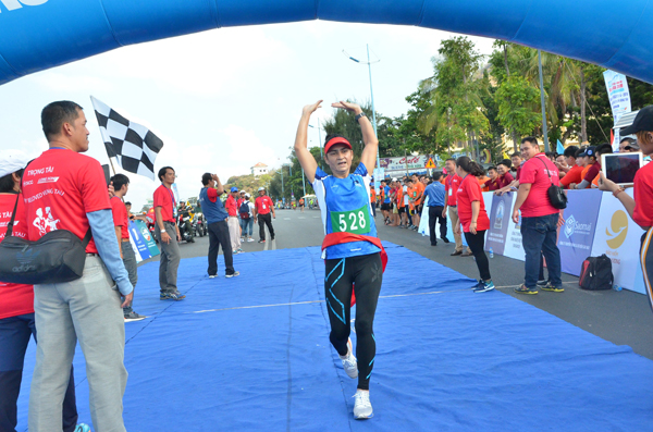 VĐV Hứa Thanh Giang (số đeo 528) về nhất cự ly 3.000m nữ trên 16 tuổi hệ phong trào.