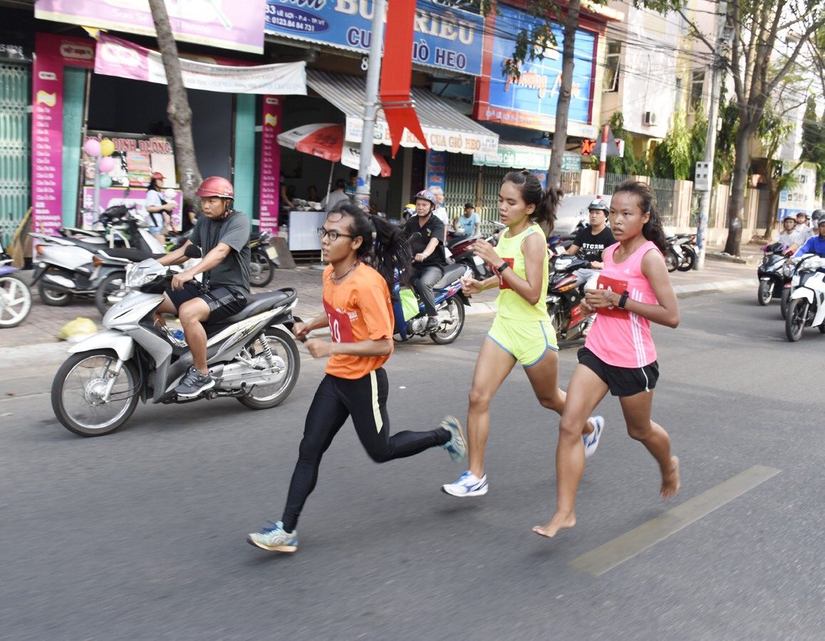 3 VĐV nữ hệ đội tuyển 5.000m tách nhóm.