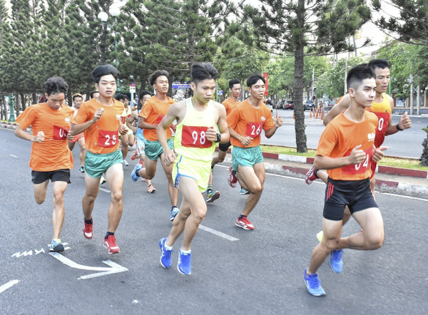 VĐV chạy cự ly 10.000m nam tuyển.