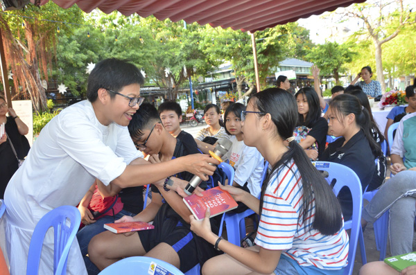 Bà Ngô Phương Thảo tặng sách và giao lưu  với học sinh tại buổi nói chuyện.