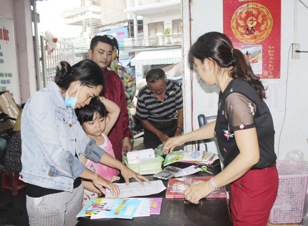 Phụ huynh mua sắm tại nhà sách của Công ty CP Sách-Thiết bị trường học tỉnh. 