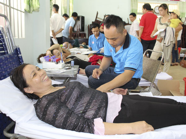 Người dân huyện Châu Đức tham gia hiến máu tình nguyện sáng 22-4.