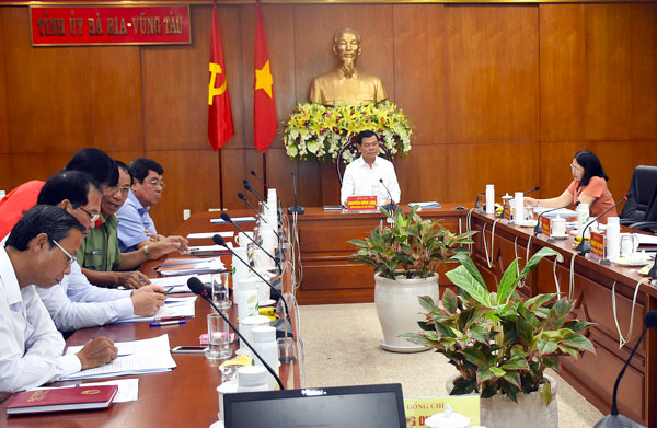 Đồng chí Nguyễn Hồng Lĩnh, Ủy viên Trung ương Đảng, Bí thư Tỉnh ủy, Chủ tịch HĐND tỉnh đã chủ trì cuộc họp.