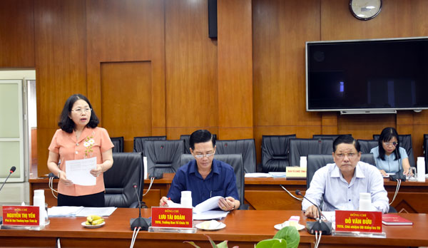 Đồng chí Nguyễn Thị Yến, Phó Bí thư Thường trực Tỉnh ủy, Trưởng Đoàn ĐBQH tỉnh phát biểu tại cuộc họp.