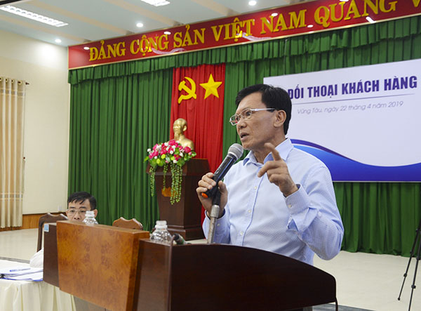 Ông Nguyễn Thiện Tuấn, Chủ tịch HĐQT DIC Corp giải trình các thắc mắc của khách hàng đã ký hợp đồng chuyển nhượng dự án trong khu Trung tâm Chí Linh.